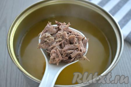 Следом выкладываем нарезанное мясо. Даём супу из говядины с картошкой и морковью закипеть, уменьшаем огонь, варим 20 минут.