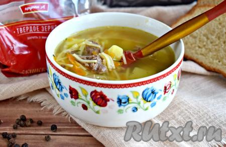 Готовый суп, сваренный из говядины с картошкой и вермишелью, убираем с огня, даём настояться под крышкой 5-10 минут. Затем разливаем по тарелкам и подаём наваристое, аппетитное, вкусное блюдо к столу.