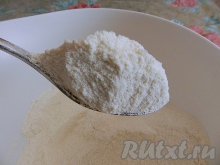 Смешать сухие составляющие для теста - муку, разрыхлитель, сахар, манную крупу и 1/2 пакетика ванильного сахара.