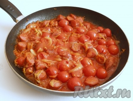 Добавить в сковороду помидоры вместе с соком, перемешать, прогреть.