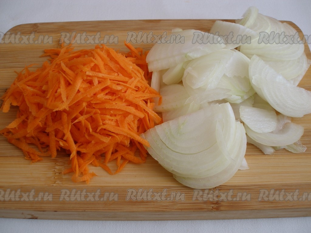 Минтай картофель морковь лук. Филе минтая в духовке с морковью и луком. Как нарезать лук для минтая в соусе.