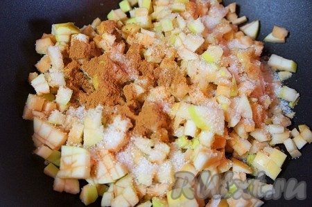 Готовим яблочную начинку. Яблоки нарезаем мелким кубиком, добавляем сахарный песок и корицу, перемешиваем. Тушим на медленном огне около 5 минут, периодически перемешивая. Даём начинке остыть. Начинка для пирожков готова.