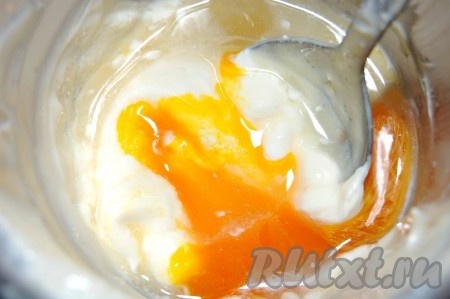 Для заливки смешать в миске сметану, яйцо, сахар и муку.