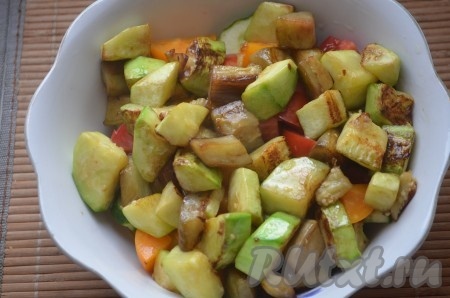 Добавить в салат к свежим овощами обжаренные кабачок и баклажан.
