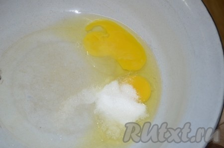 Яйца взбить венчиком с сахаром и солью.
