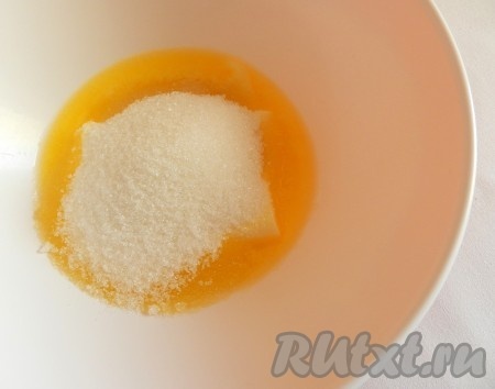 Растопленное масло смешать с сахаром и ванильным сахаром.