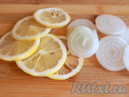Лук и половину лимона нарезать тонкими кольцами.