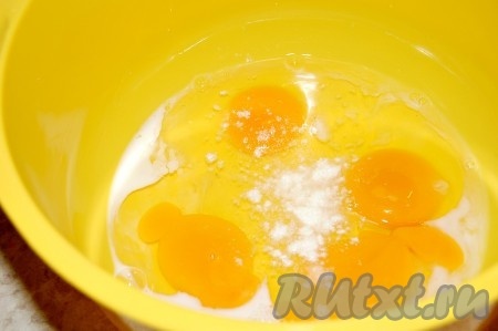 В миску разбить яйца, добавить соль и ваниль. Слегка размешать.