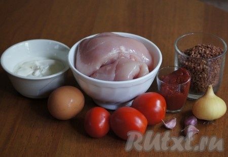 Подготовить все ингредиенты для приготовления куриных тефтелей в томатно-сметанном соусе