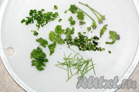 Приготовить зелень для украшения салата. Я использовала петрушку, лук зеленый, шнитт-лук и цветочки обычного листового салата (фиолетового цвета).
