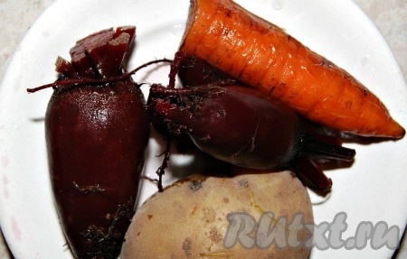 Отварить картофель, свеклу и морковь.