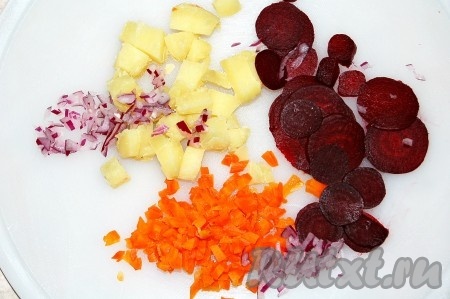 Картофель нарезать средними кубиками, морковь и репчатый лук нарезать мелкими кубиками, свеклу нарезать тонкими кружками.