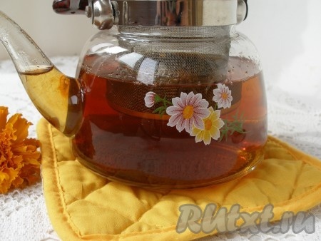 В заварочный чайник поместить чай вместе с имеретинским шафраном и заварить привычным вам способом.