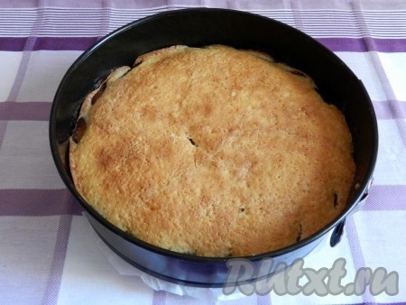 Выпекать вкусный пирог со сливами при 180 градусах 35-45 минут. В процессе выпекания тесто поднимется и закроет начинку, она окажется в середине пирога.
