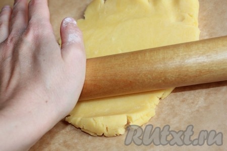 Тесто достать из холодильника, раскатать в тонкий пласт, поместить в смазанную сливочным маслом форму. При помощи зубчатого ножа обрезать края, прижать тесто к стенкам и дну. Поставить форму в разогретую до 200 градусов духовку на 10-15 минут.
