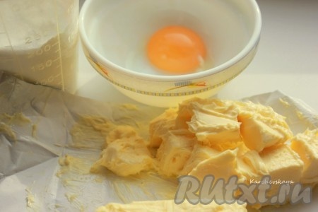 Для приготовления теста миксером смешать сливочное масло, яйцо, муку и щепотку соли. 