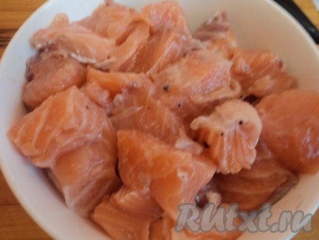 Филе лосося вымыть, обсушить и нарезать небольшими кусочками. Посыпать перцем, сбрызнуть лимонным соком.