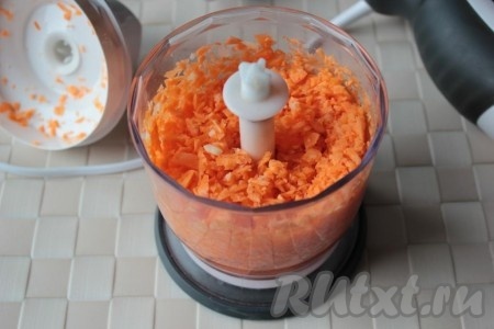 Морковь изрубите в блендере вместе с чесноком (или натрите их на крупной тёрке).