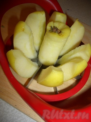 У яблок удалить семена, очистить и разрезать на дольки и каждую дольку еще на 3-4 части.