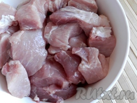 Свинину нарезать на достаточно крупные куски примерно одинакового размера (размер кусочков должен быть таким, чтобы мясо удобно было надевать на шампуры). Сложить нарезанное мясо в глубокую миску.