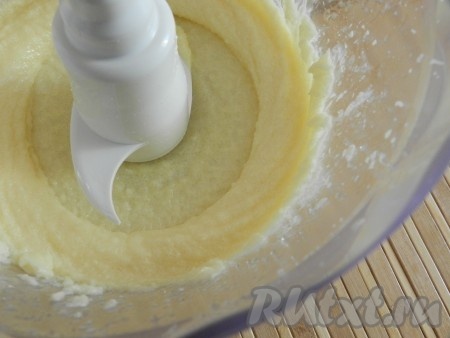 Масло взбить с сахаром в пышную массу.