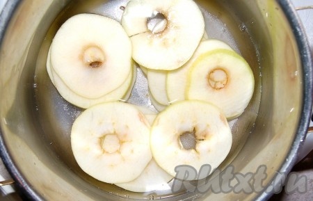 Нарезанные яблоки сложить в кастрюлю и залить остуженным сахарным сиропом. Сироп делать по своему вкусу. Вынести кастрюлю с яблоками в прохладное место на сутки.