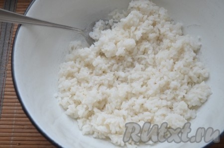 Рис помыть, отварить до полуготовности.