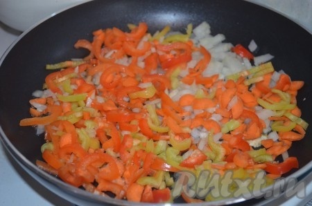 Луковицу, морковь, перец нарезать, обжарить на растительном масле 5 минут.