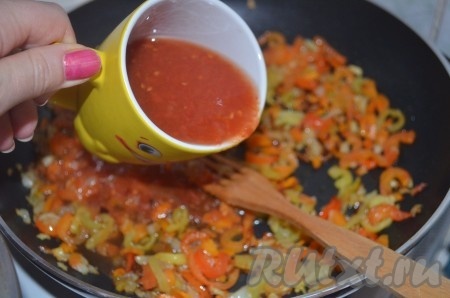 Добавить протертые консервированные томаты, соль, специи по вкусу, тушить 3 минуты. Переложить в соус готовые котлеты, тушить 20-25 минут на небольшом огне.