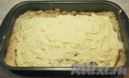 Поверх варенья равномерно выложить творожную начинку и снова отправить пирог в духовку (примерно, на 25 минут).