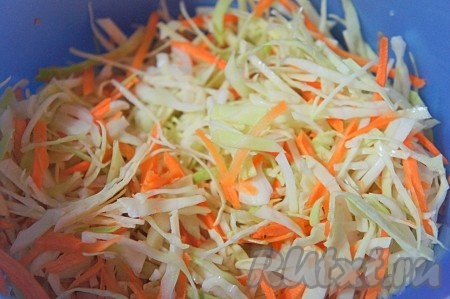 Морковь натереть на тёрке (я использовала "корейскую"). Перемешать капусту с морковью.