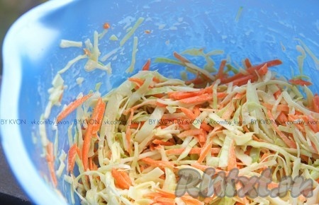 Заправляем салат и тщательно перемешиваем. Капустный салат накрыть пищевой пленкой и убрать в холодильник на  1 час.
