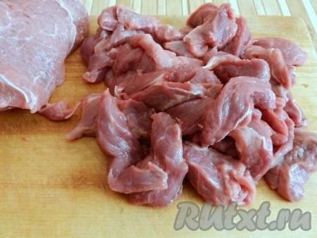 Нарезать мясо небольшими кусочками.