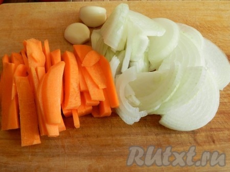 Нарезать лук и морковь.