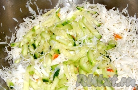 Затем в капустный салат добавить огурцы, растительное масло, перемешать.
