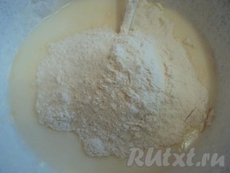 Муку просеять с разрыхлителем, частями добавить в йогуртовую смесь, замесить  тесто для оладьев.
