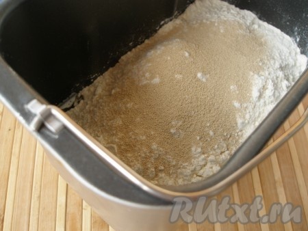 В контейнер хлебопечки влить теплое молоко, добавить соль, сахар, ванильный сахар, растительное масло. Затем всыпать муку и дрожжи. Установить контейнер в хлебопечку, выбрать режим "дрожжевое тесто", включить. 