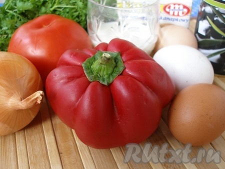 Подготовить продукты для приготовления омлета с брынзой и помидорами. Вымыть овощи.