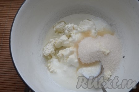 В миске взбить погружным блендером до однородного состояния творог с молоком, растительным маслом, ванилином и сахаром.
