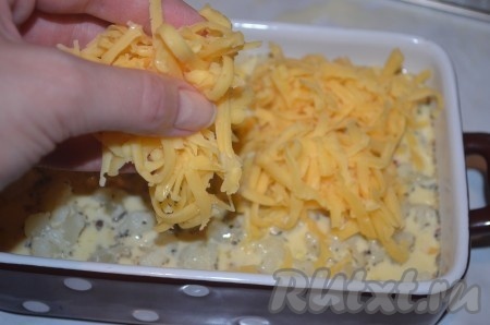 Сверху натереть на крупной терке сыр. Запекать цветную капусту в духовке при температуре 180 градусов 20-25 минут.