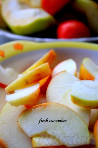 Начинаем готовить начинку для бездрожжевого пирога с яблоками.

1. Яблоки чистим и режем тонкими дольками.