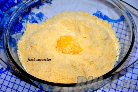 3. Добавляем яичный желток и вымешиваем тесто.