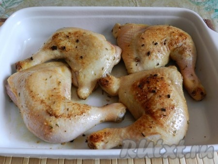 Затем обжарить кусочки курицы на сковороде без масла (или с небольшим количеством масла) на среднем огне до золотистой корочки с двух сторон. Переложить обжаренныкусочки курицы в форму для запекания.
