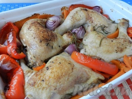 Вкусная, сочная курица, запечённая с тыквой и овощами в духовке, готова.
