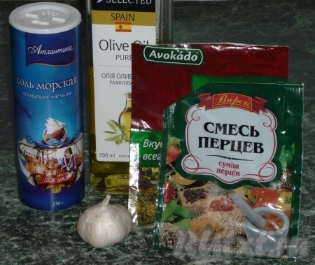 Далее готовим маринад. В миску наливаем оливковое масло, добавляем по вкусу соль, перец и пряности, чеснок (выжать либо порезать).