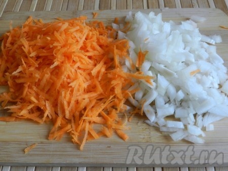 Лук мелко нарезать, морковь натереть на терке.