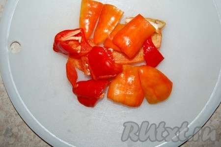 Когда картофель и морковь с луком буду сварены, добавить в суп из баранины крупно нарезанный сладкий перец.
