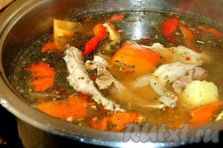 Через 5 минут после добавления специй суп из баранины выключить.