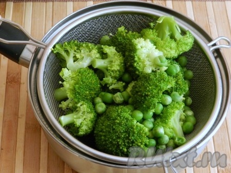 Воду слить, овощи переложить в большую миску.