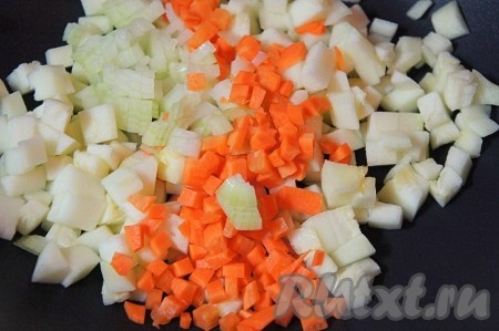 У кабачка удалить кожуру и семена, нарезать мелким кубиком. Добавить мелко нарезанный репчатый лук и морковь.